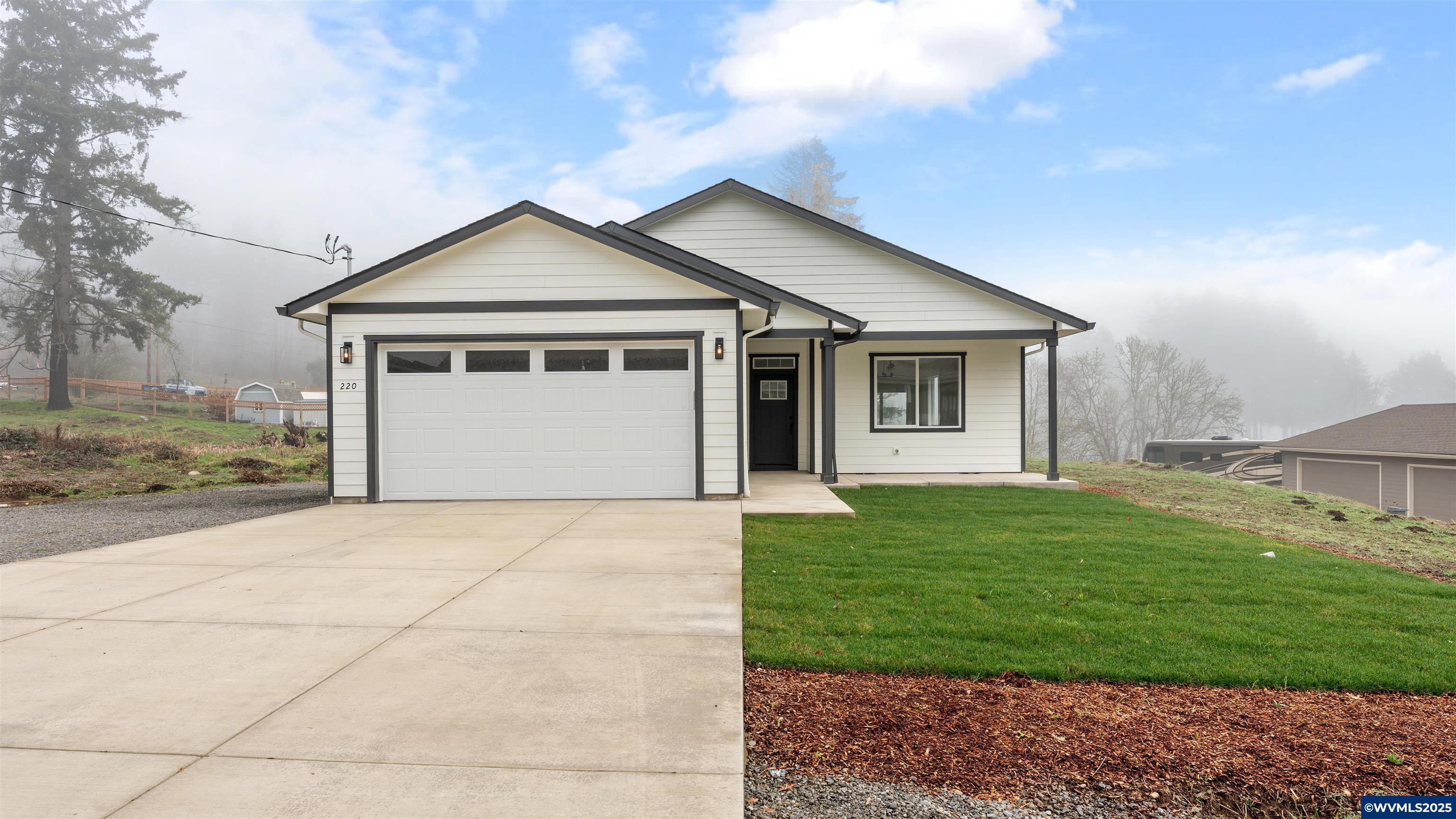 Property Photo:  220 NE 7th Av  OR 97360 