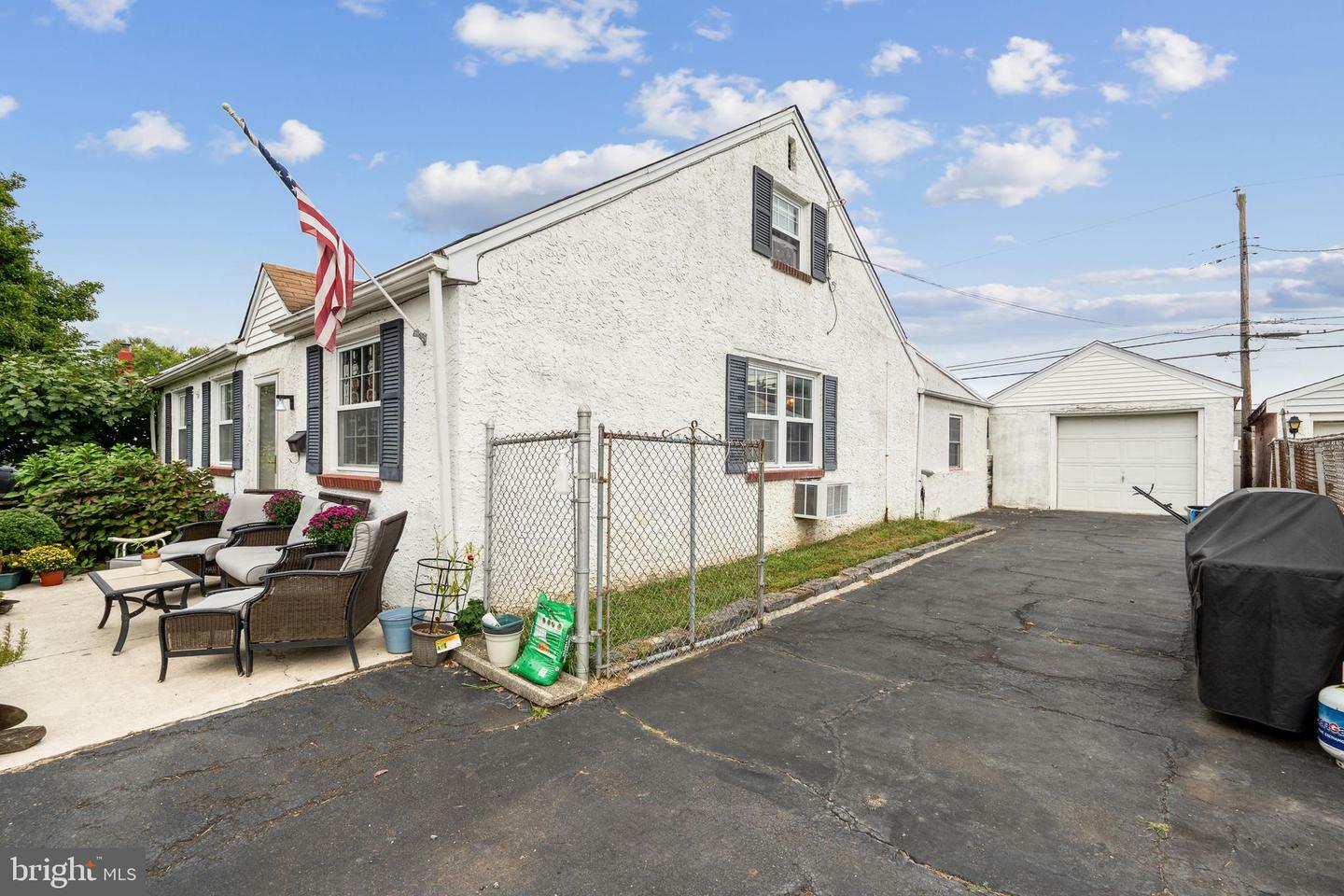 Property Photo:  9805 Woodfern Road  PA 19115 