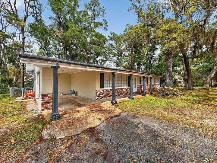 Property Photo: 176 E Grandbend Avenue FL 32746