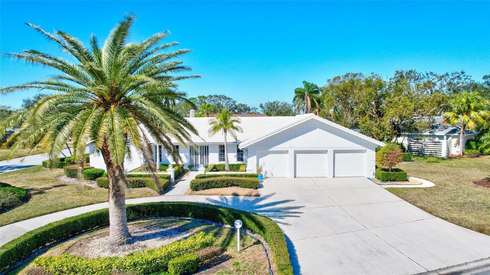 Property Photo: 6851 Country Lakes Circle FL 34243