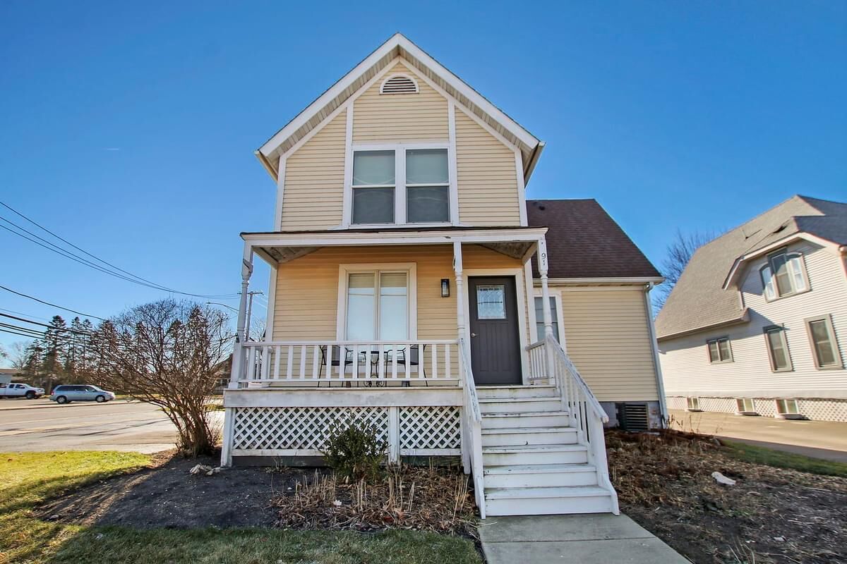 Property Photo:  91 E Grand Avenue 1  IL 60046 