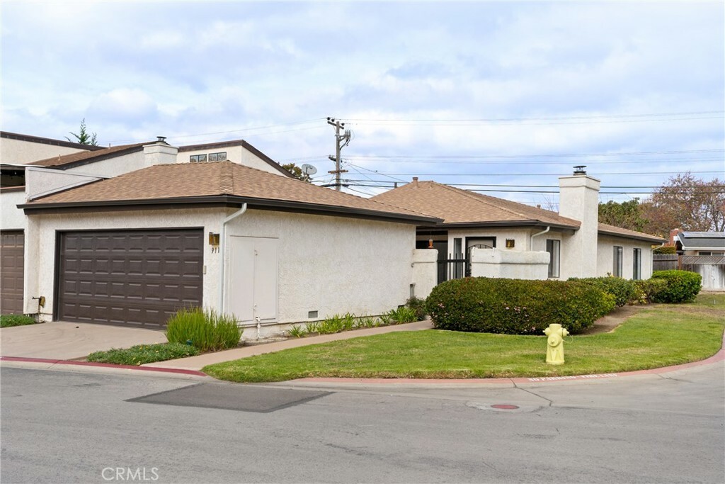 Property Photo:  911 Queens Court  CA 93454 