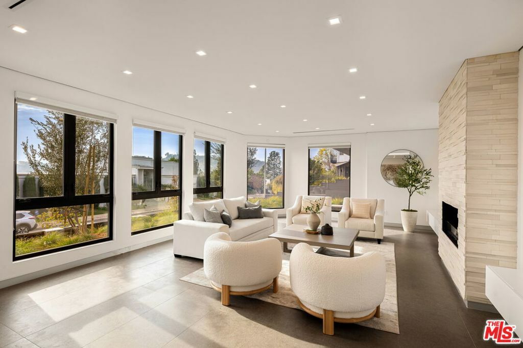 Property Photo:  7911 Oceanus Drive  CA 90046 