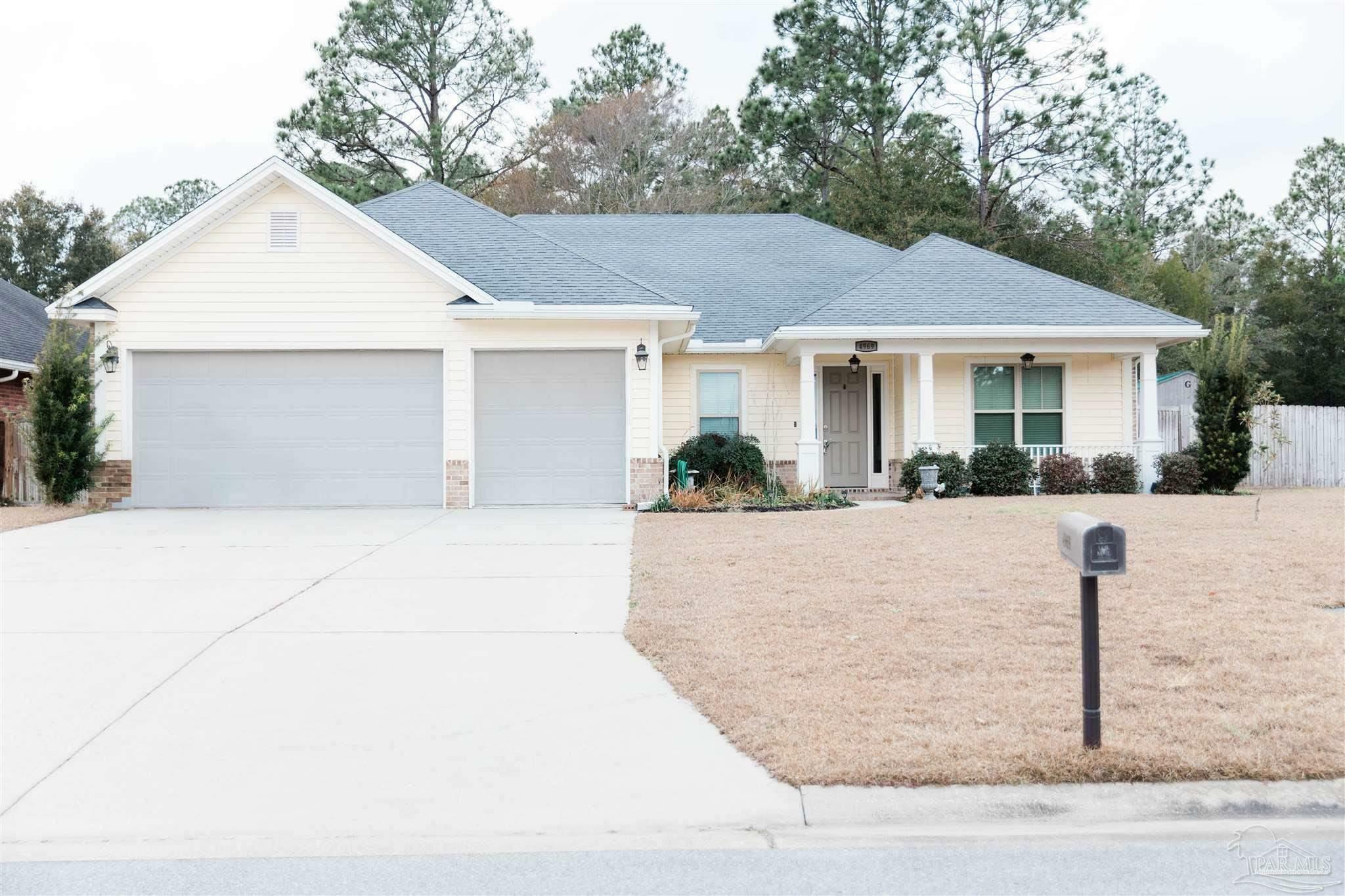 Property Photo: 4969 Red Oak Dr FL 32583