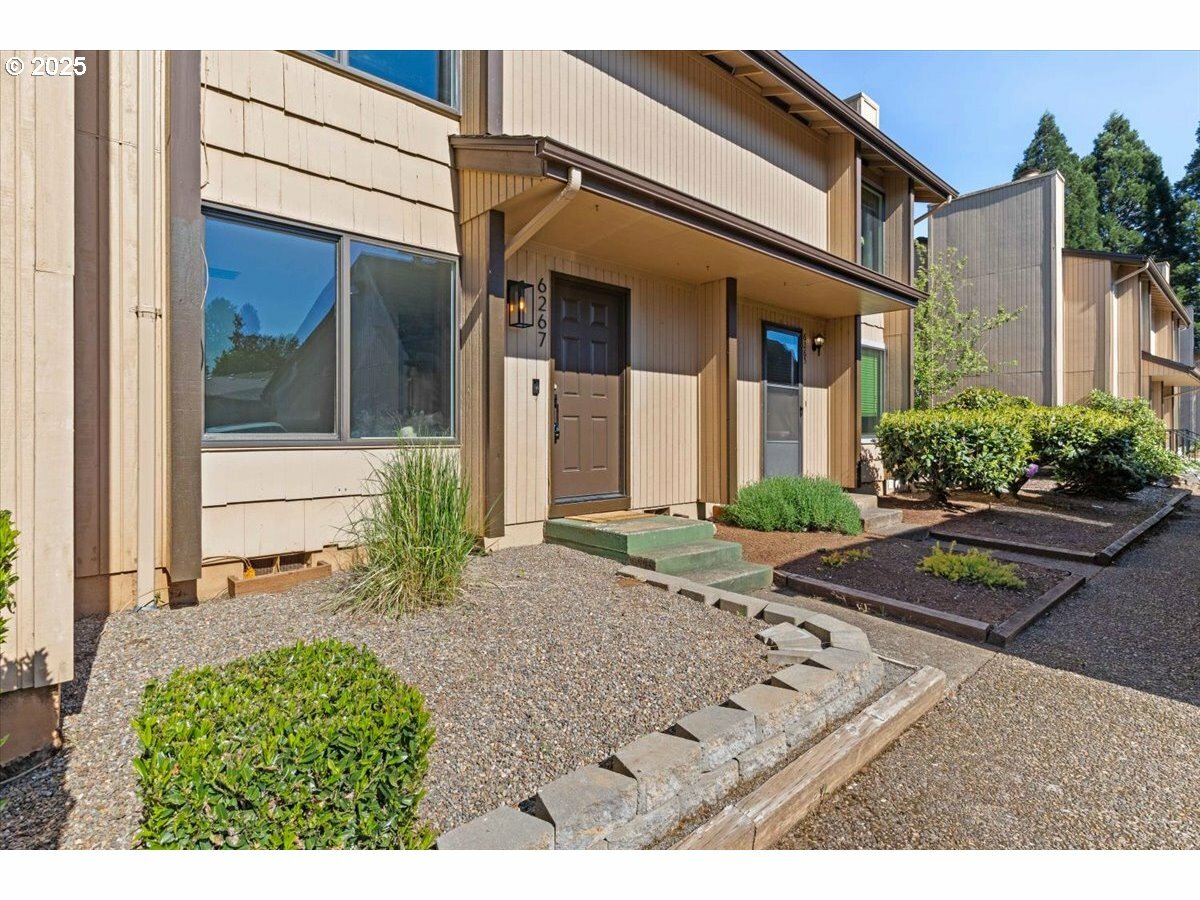 Property Photo: 6267 Fairway Ave OR 97306