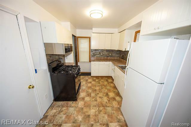 Property Photo:  23066 Ithaca Street  MI 48237 