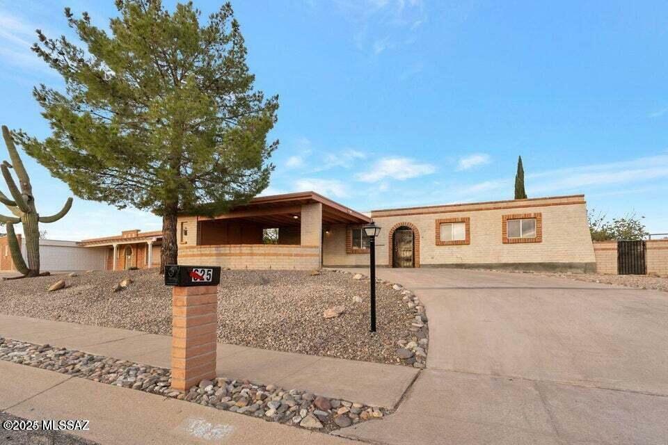 Property Photo:  625 S Woodstock Drive  AZ 85710 