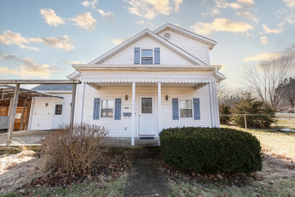 Property Photo:  416 E Eureka Avenue  IL 61530 