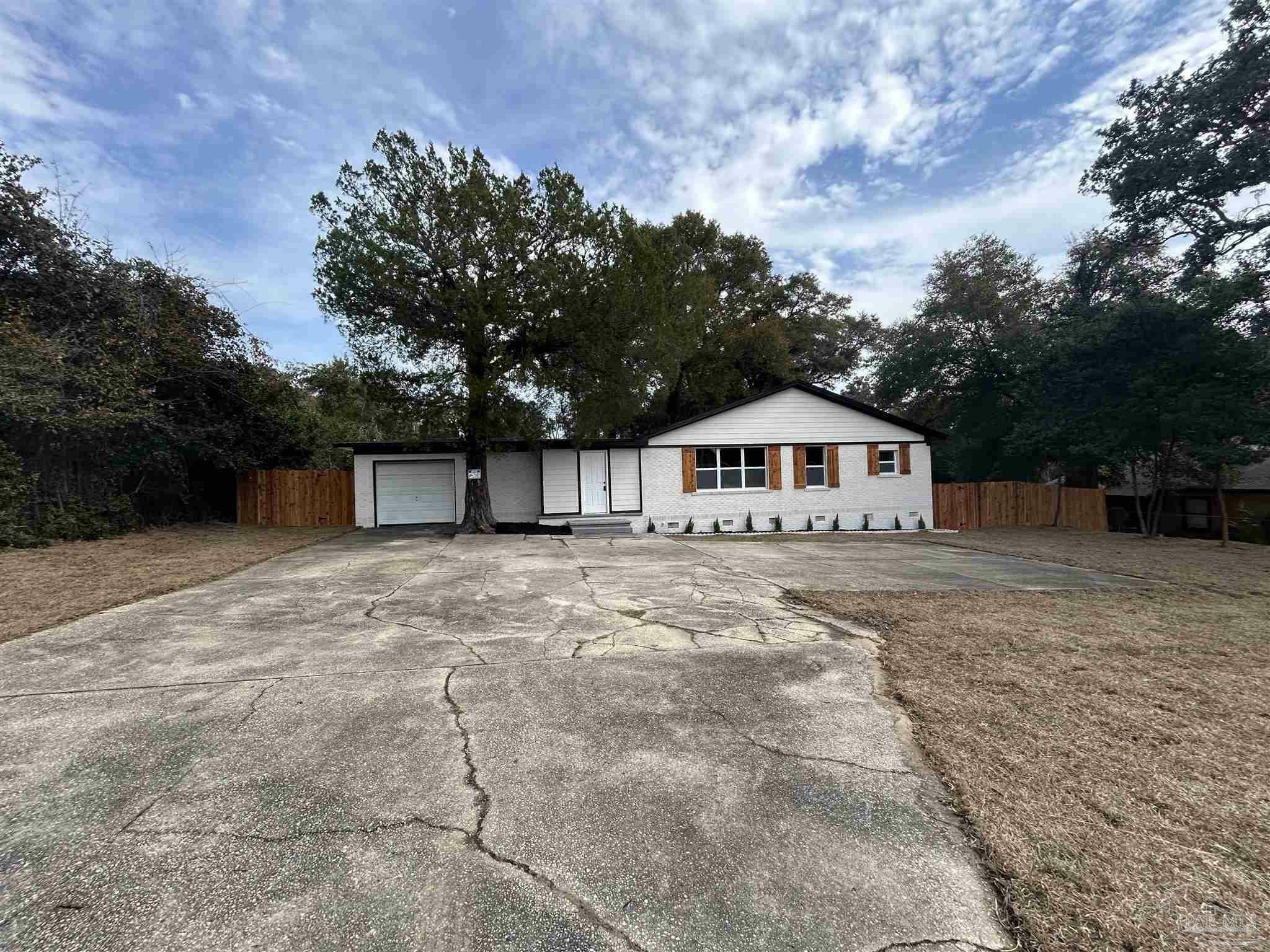 Property Photo:  402 N Green St  FL 32505 