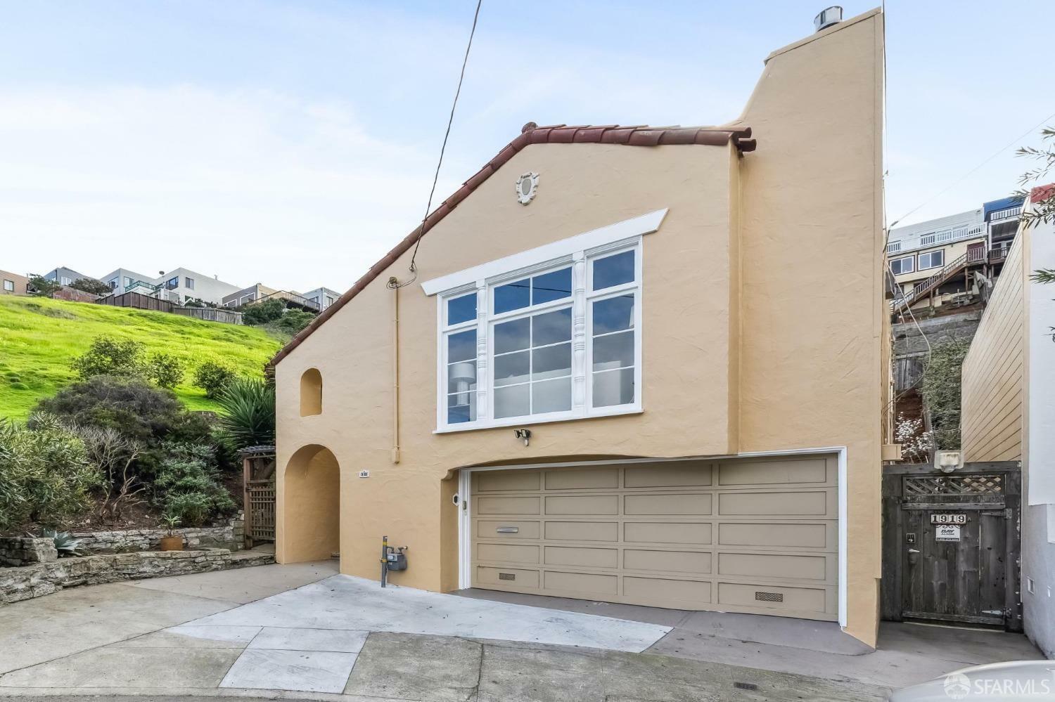 Property Photo:  1919 Quesada Avenue  CA 94124 