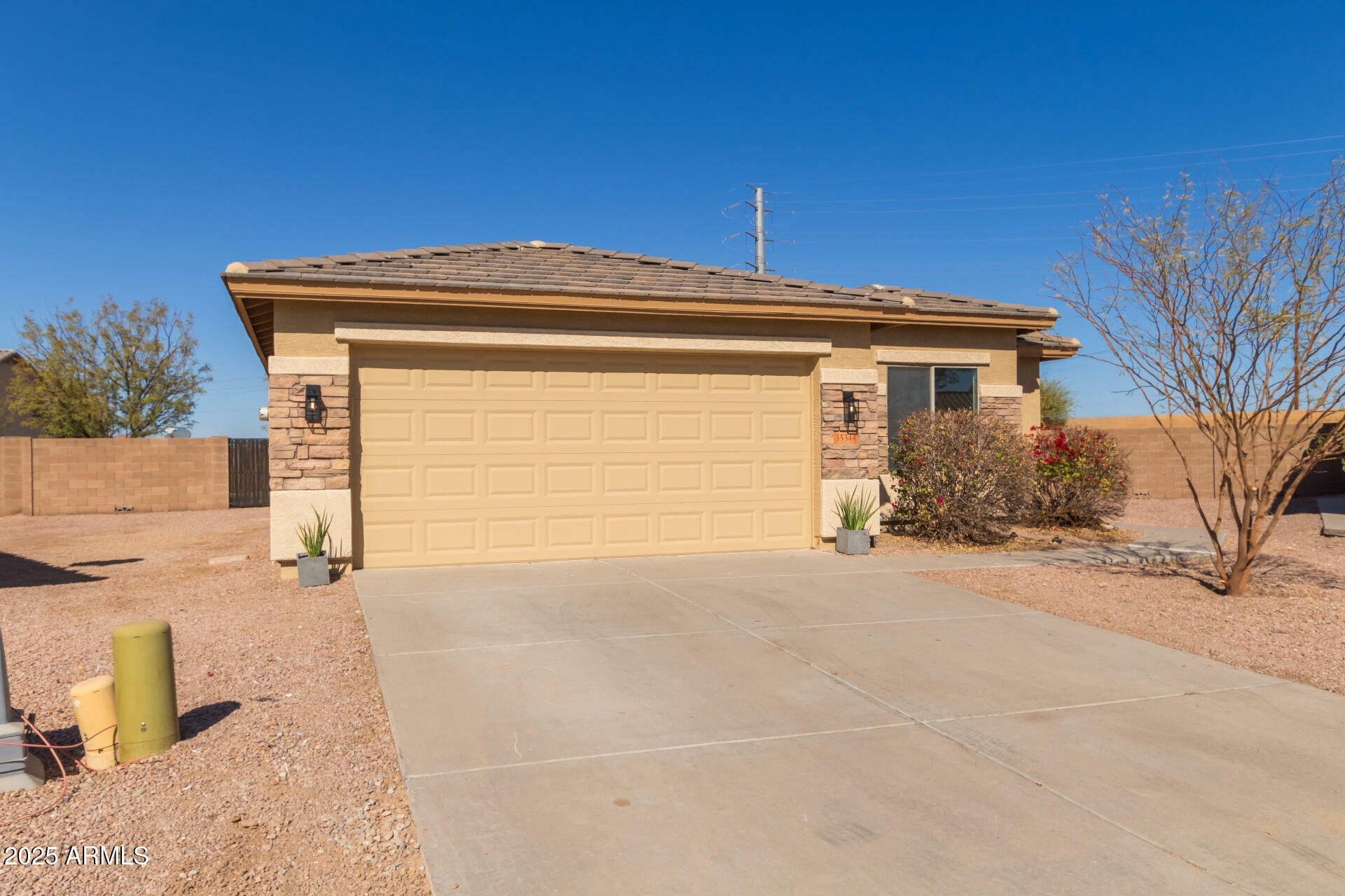 Property Photo:  35344 N Karan Swiss Circle  AZ 85143 