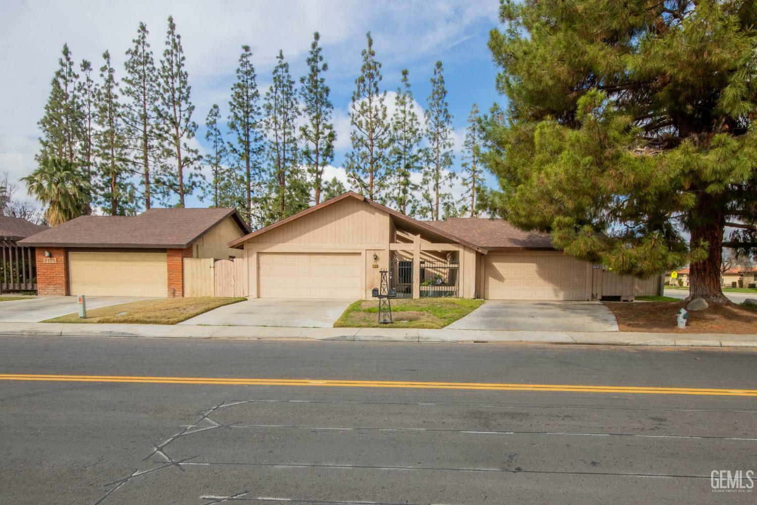 Property Photo: 2103 Manning Street CA 93309