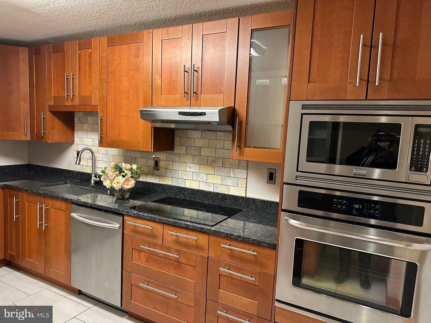 Property Photo: 307 Yoakum Parkway 609 VA 22304