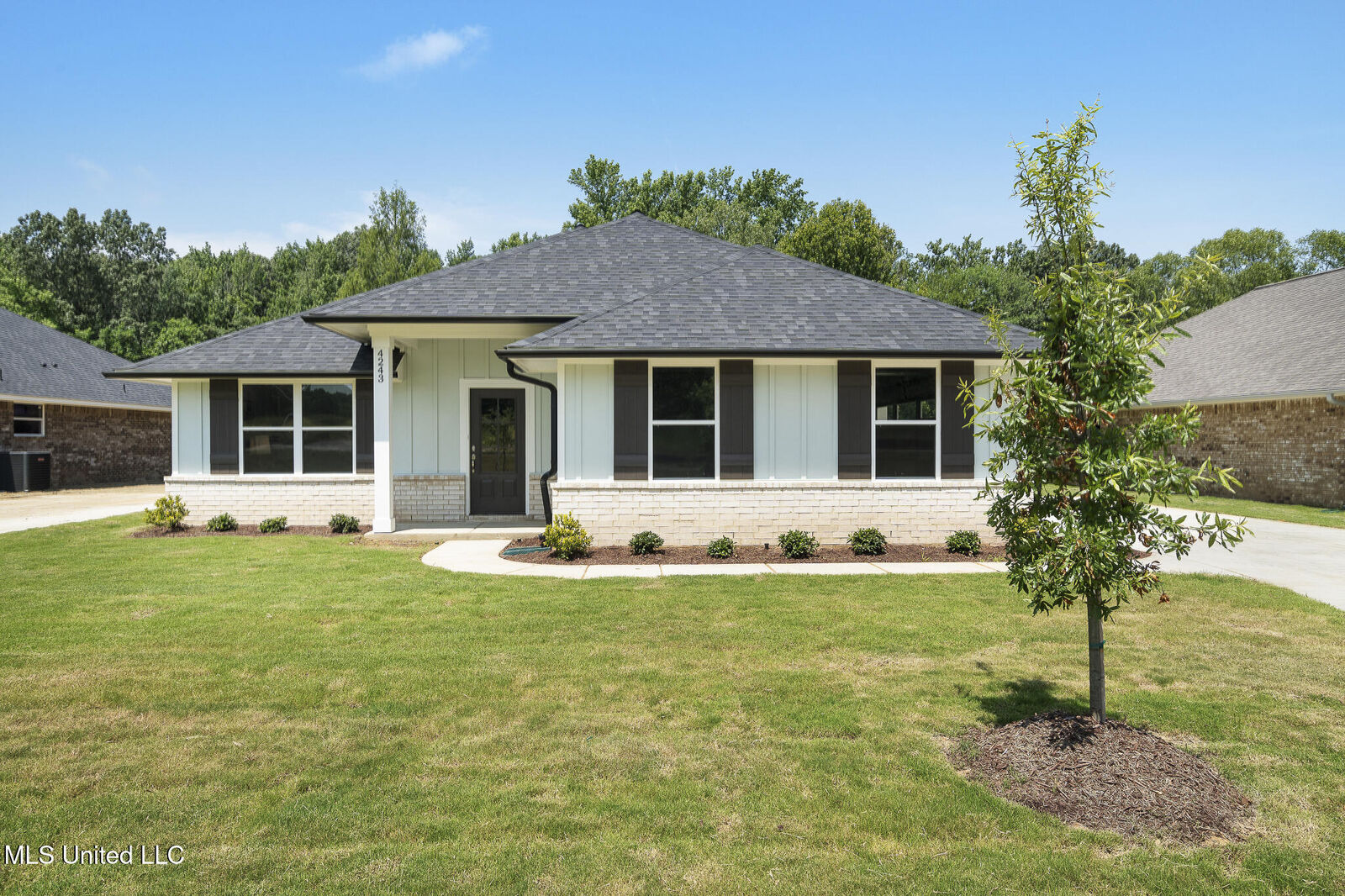 Property Photo: 4243 W Olivia Circle MS 38654