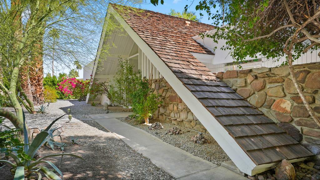 Property Photo: 722 N High Road CA 92262