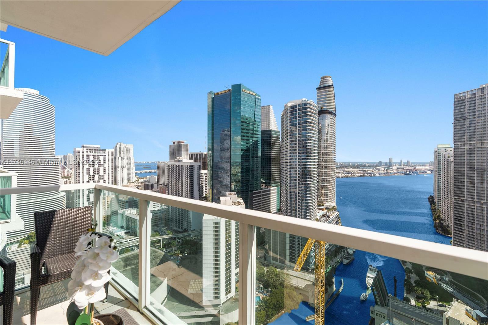 Property Photo: 31 SE 5th St 4018 FL 33131