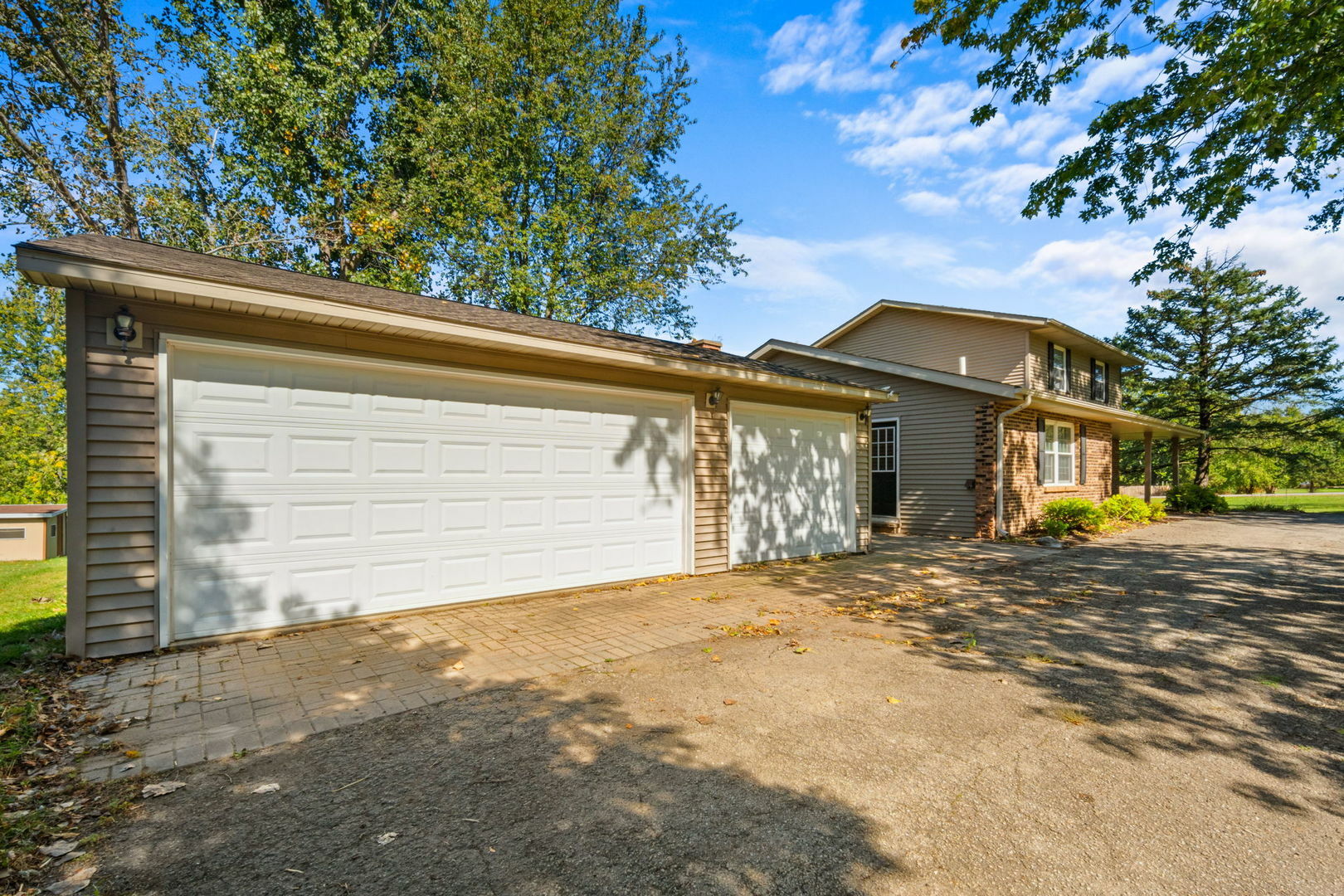 Property Photo:  10 W Timberlake Trail  IL 60543 