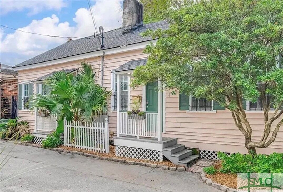 Property Photo:  305-307 W Waldburg Lane  GA 31401 