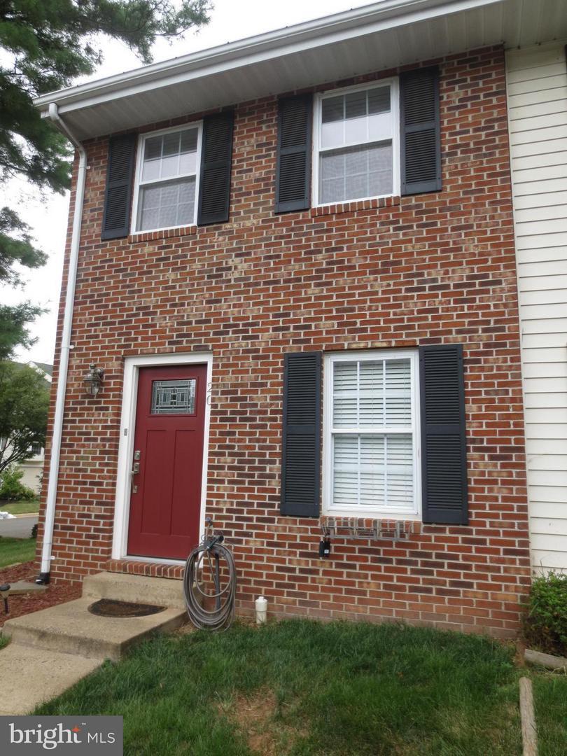 Property Photo: 20 Kingsbridge Court VA 20186