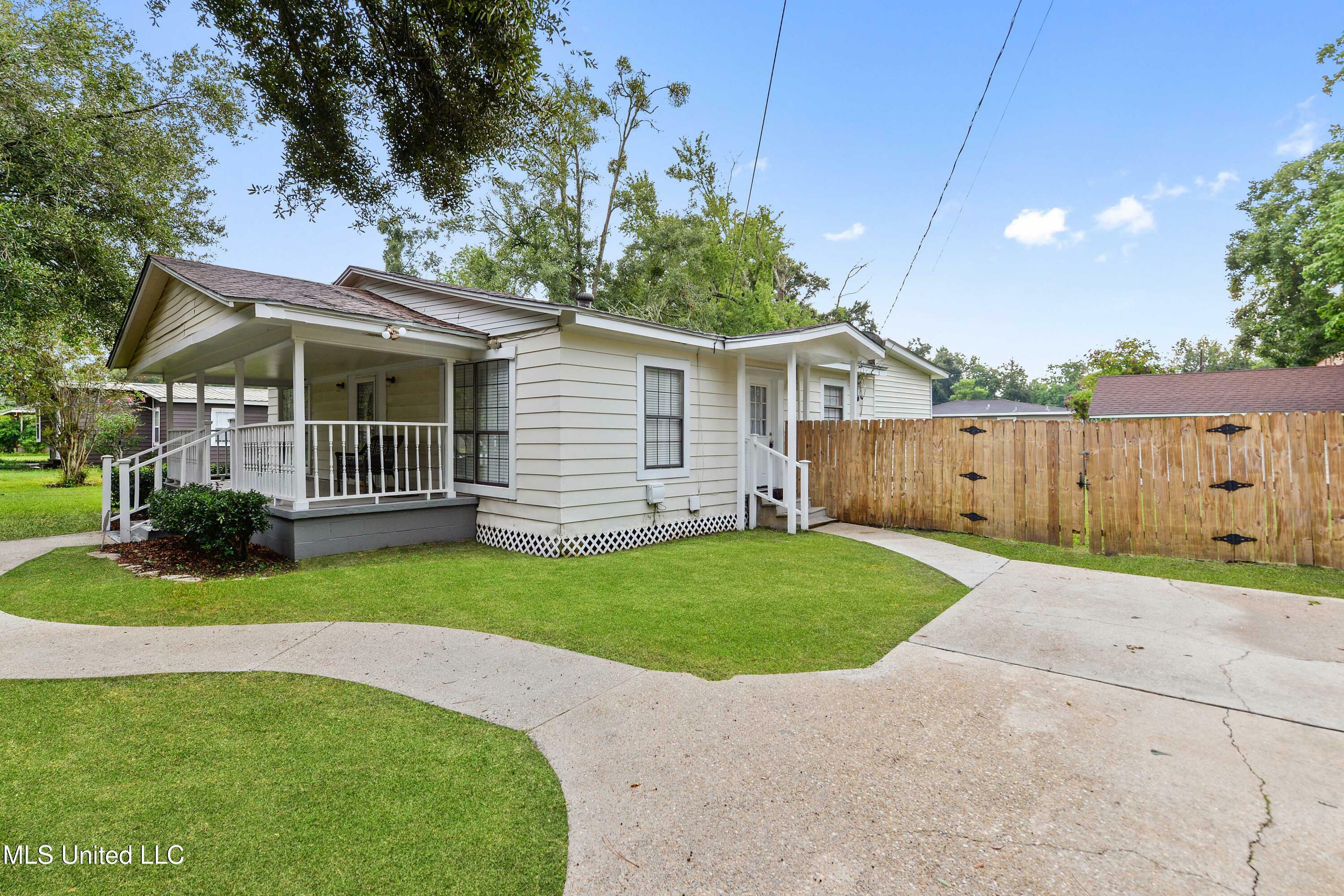 Property Photo:  207 McCaughan Avenue  MS 39560 