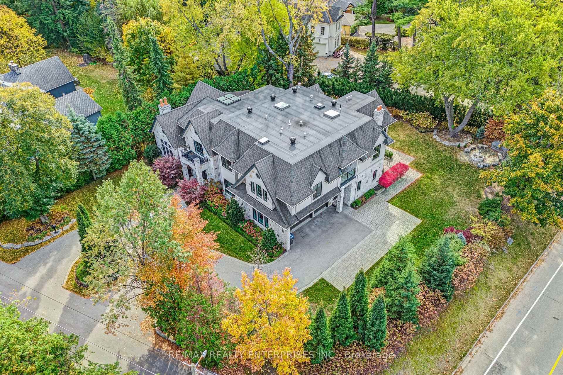 Property Photo: 1370 Oak Lane ON L5H 2X7