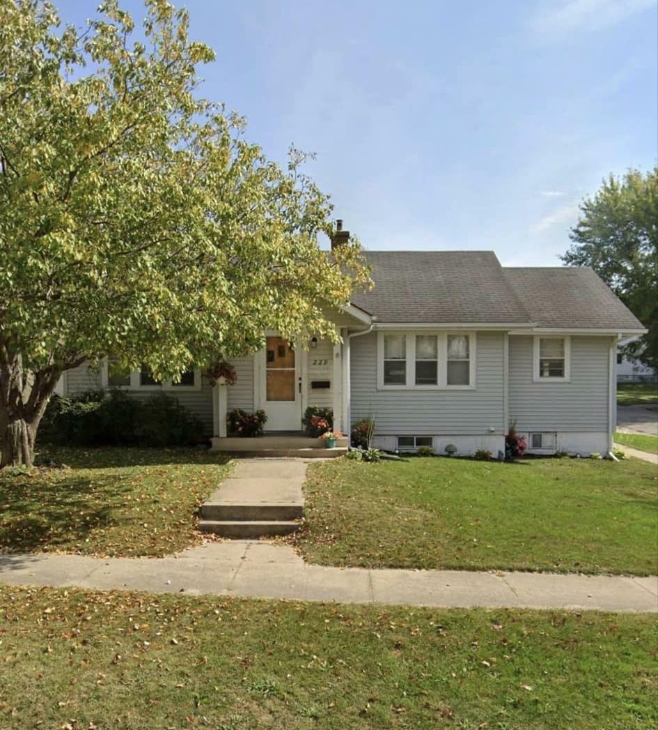 Property Photo:  229 5th Ave SE  IA 50662 