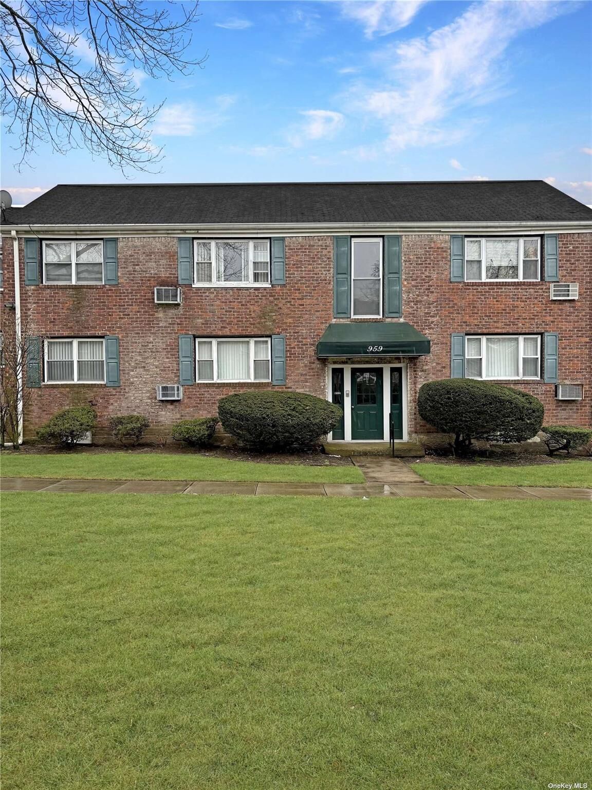 Property Photo:  959 Fenwood Drive 3  NY 11580 
