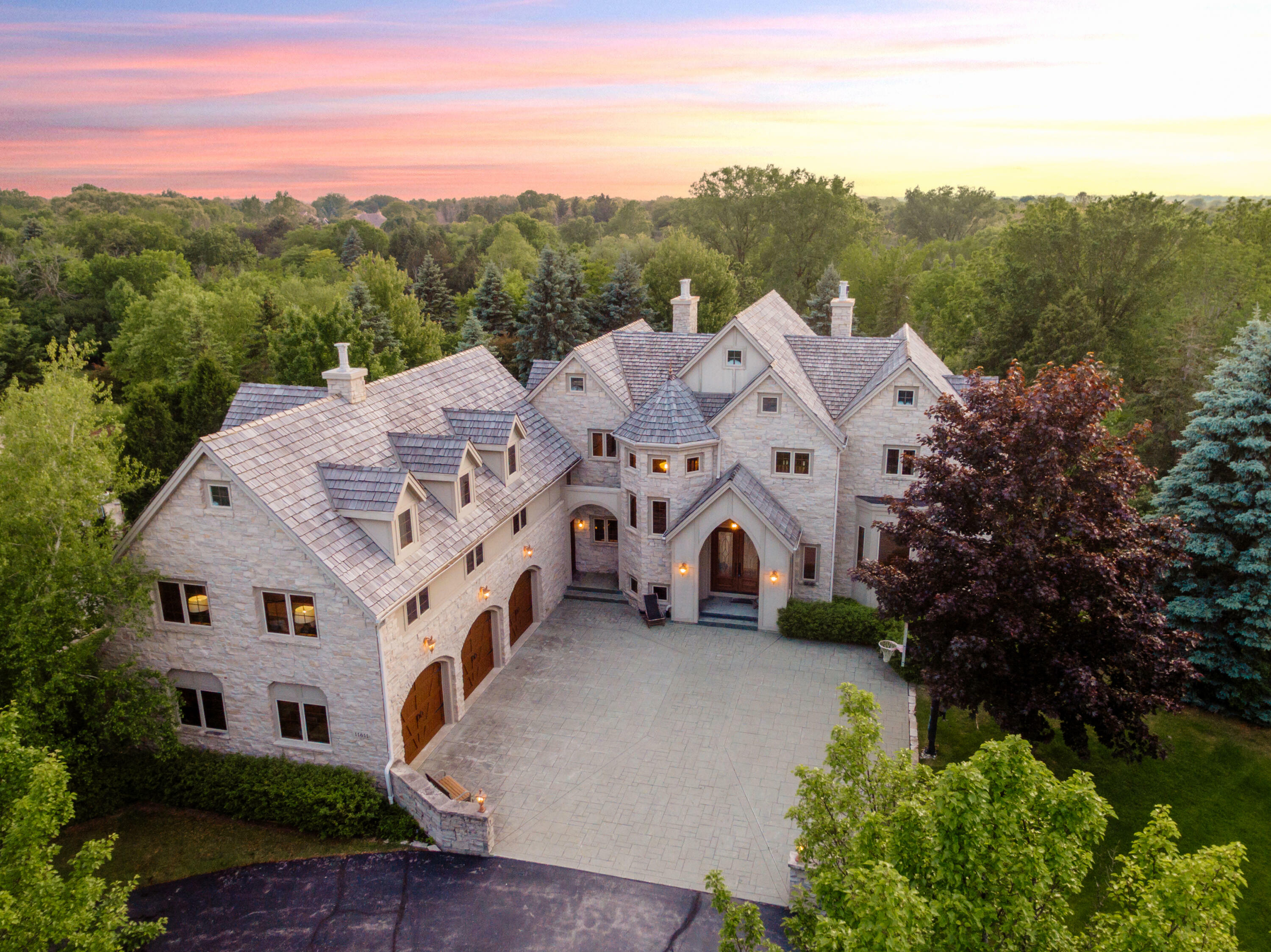11611 N Canterbury Dr  Mequon WI 53092 photo