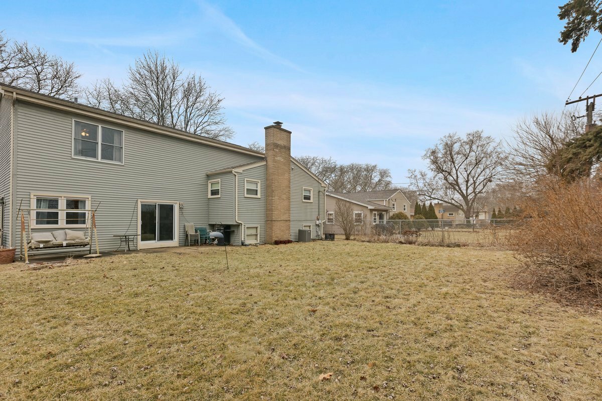 Property Photo:  1106 W Milburn Avenue  IL 60056 