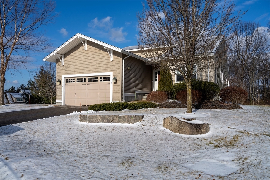 Property Photo:  5 Amanda Circle 5  MA 01757 