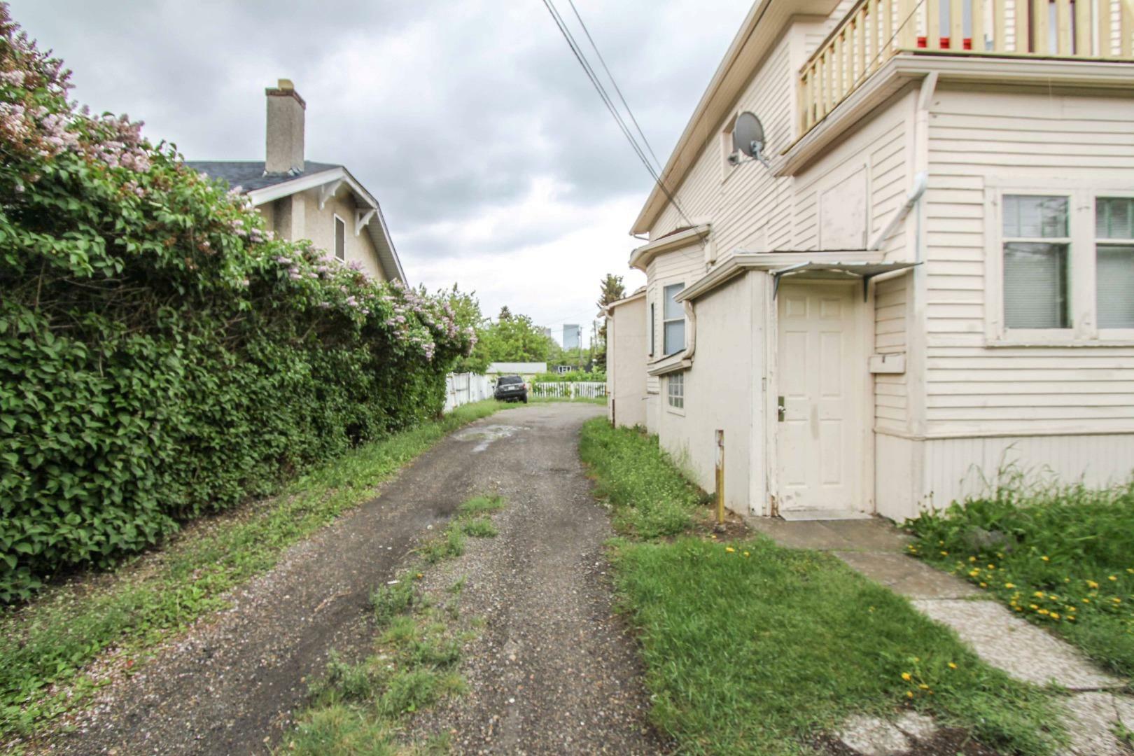 Property Photo:  131 14 Avenue NW  AB T2M 0G4 