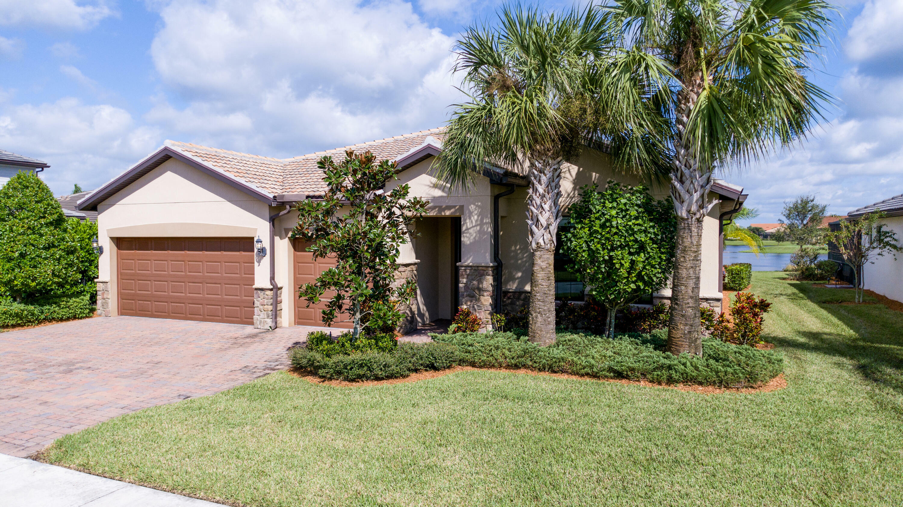 Property Photo: 739 SE Villandry Way FL 34984