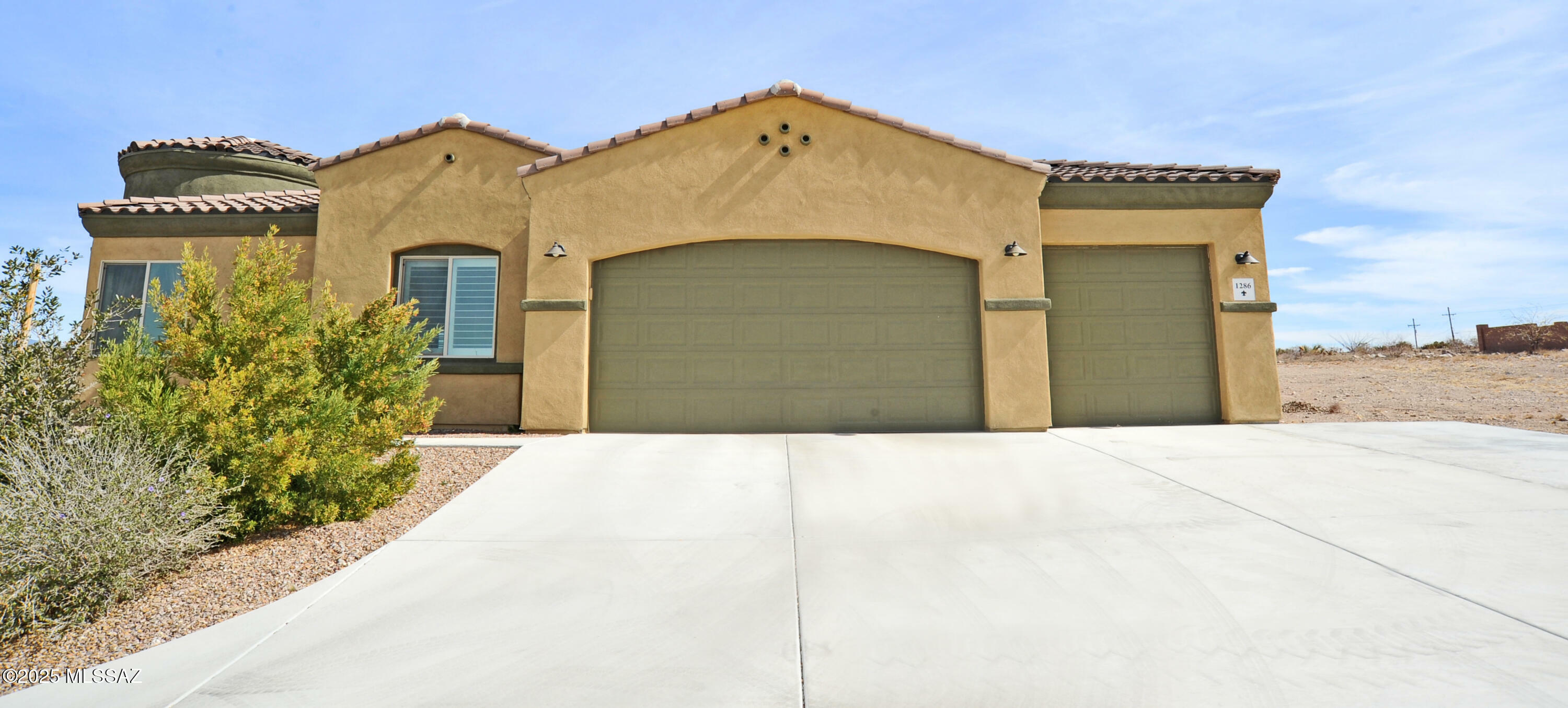 Property Photo: 1286 N Blazing Saddle Road AZ 85641