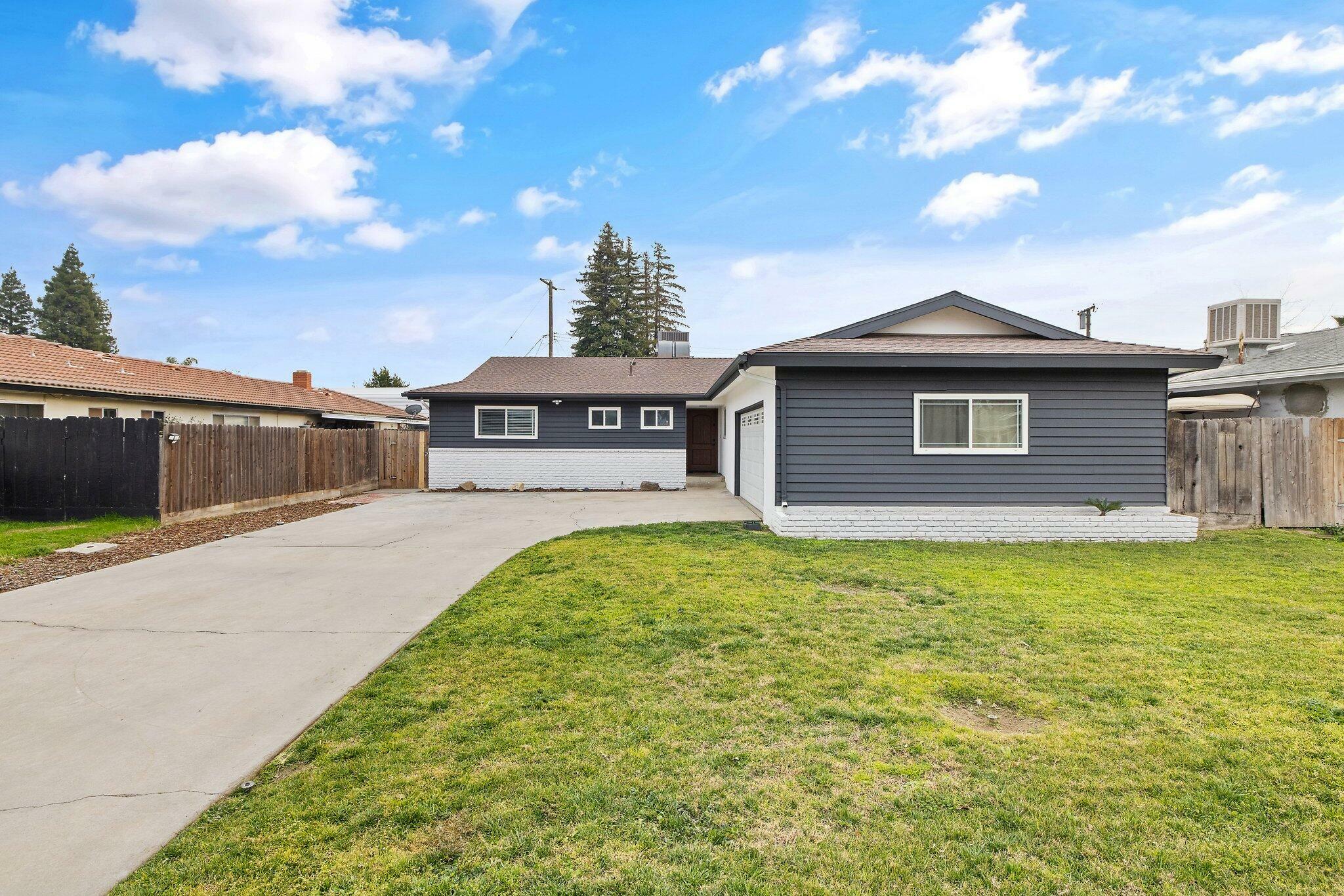 Property Photo:  921 W Princeton Avenue  CA 93277 