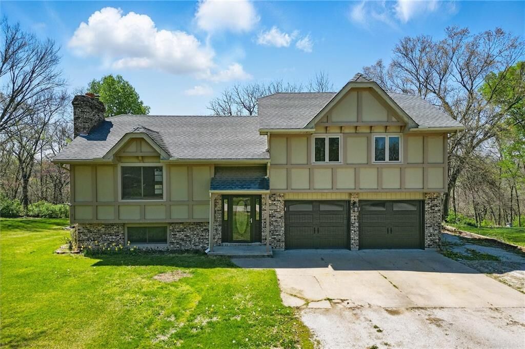 Property Photo: 105 Ravenwood Drive MO 64024