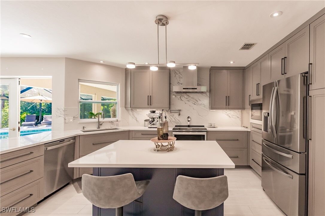 Property Photo: 212 SE 31st Terrace FL 33904