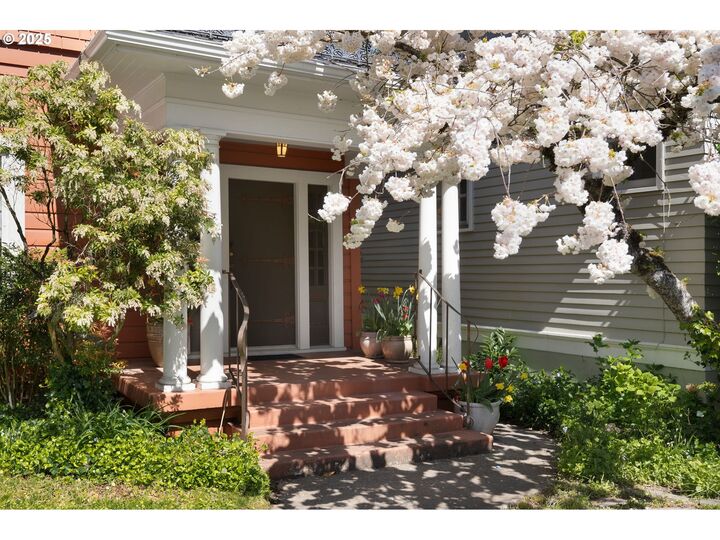 Property Photo:  1911 SW Myrtle St  OR 97201 