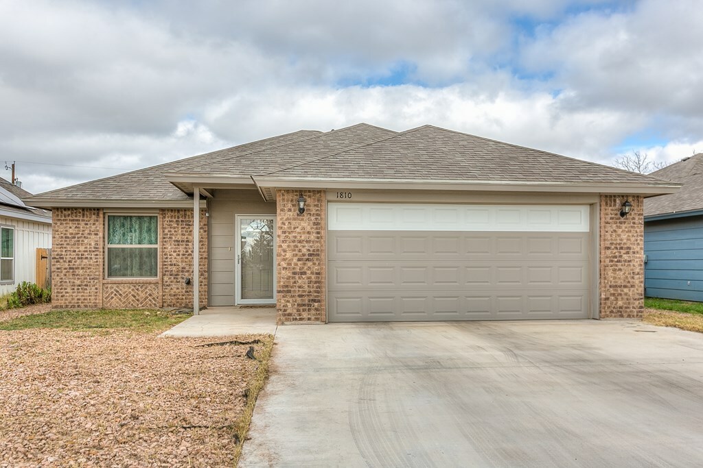 Property Photo:  1810 Childress St  TX 76901 