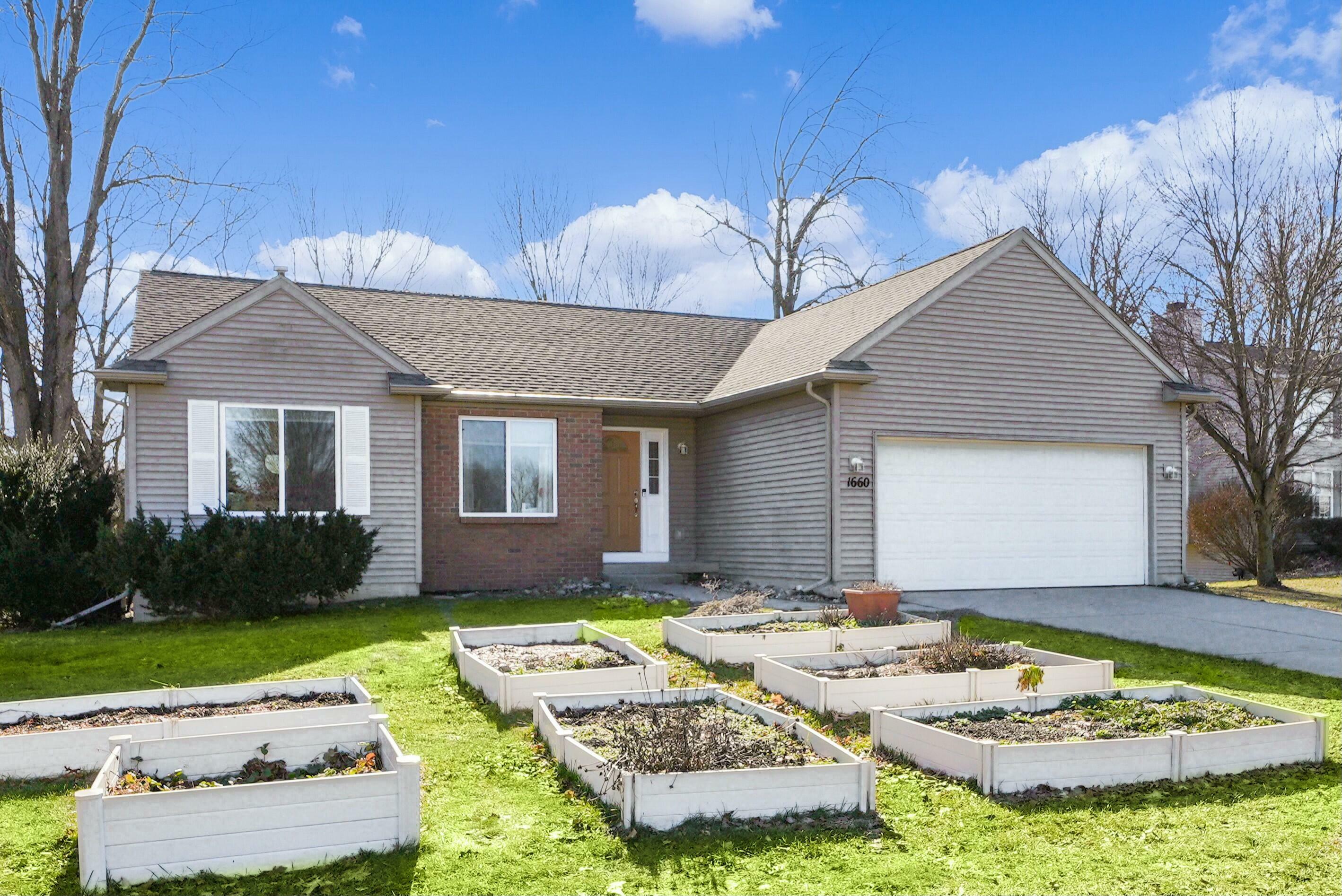 Property Photo:  1660 Creston Drive  MI 49323 