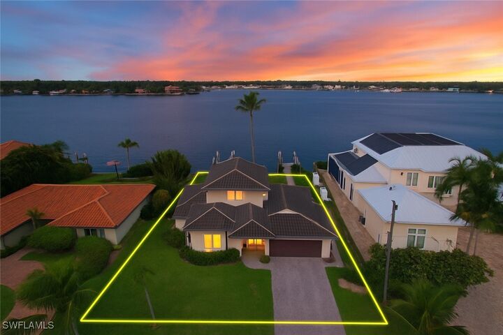 Property Photo: 1535 Dolphin Lane FL 34102