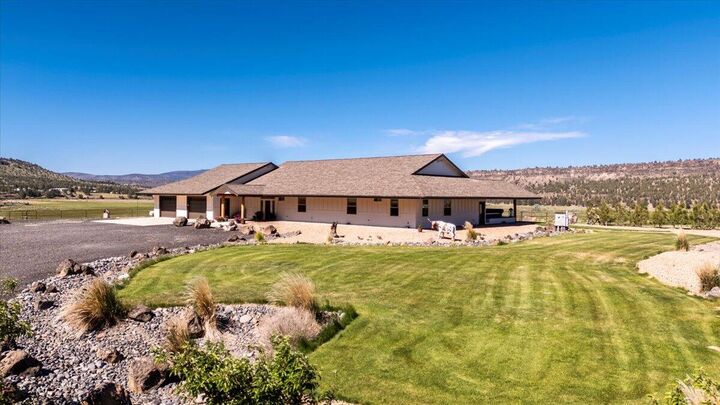 Property Photo: 2250 S Main Street OR 97754