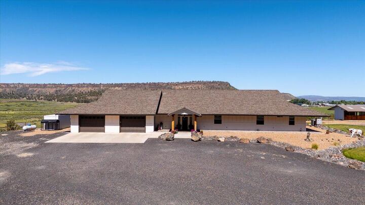 Property Photo: 2250 S Main Street OR 97754