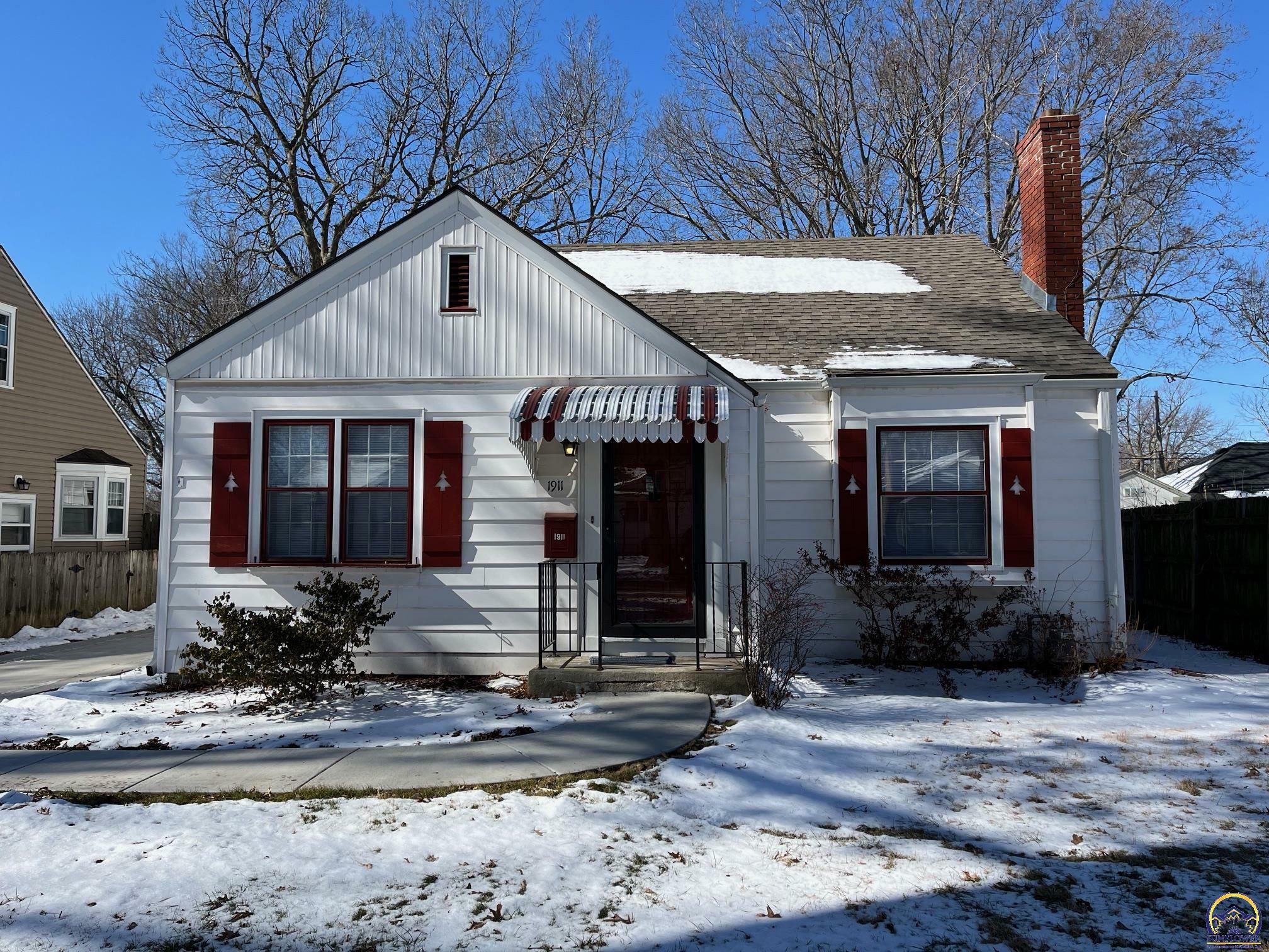 Property Photo:  1911 SW Bowman Ct  KS 66604 