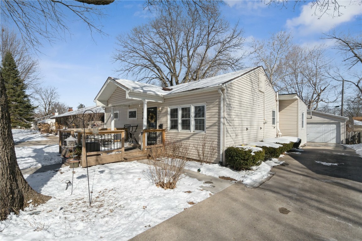 Property Photo:  1414 Franklin Street  IA 52240 