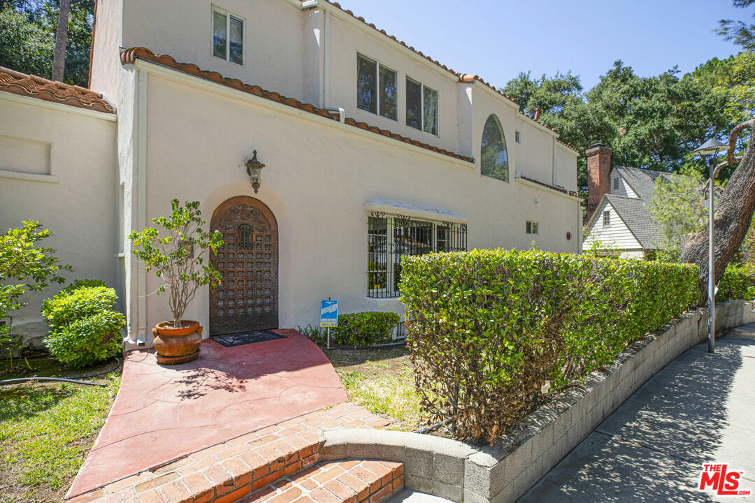 Property Photo:  2644  E Chevy Chase Dr  CA 91206 