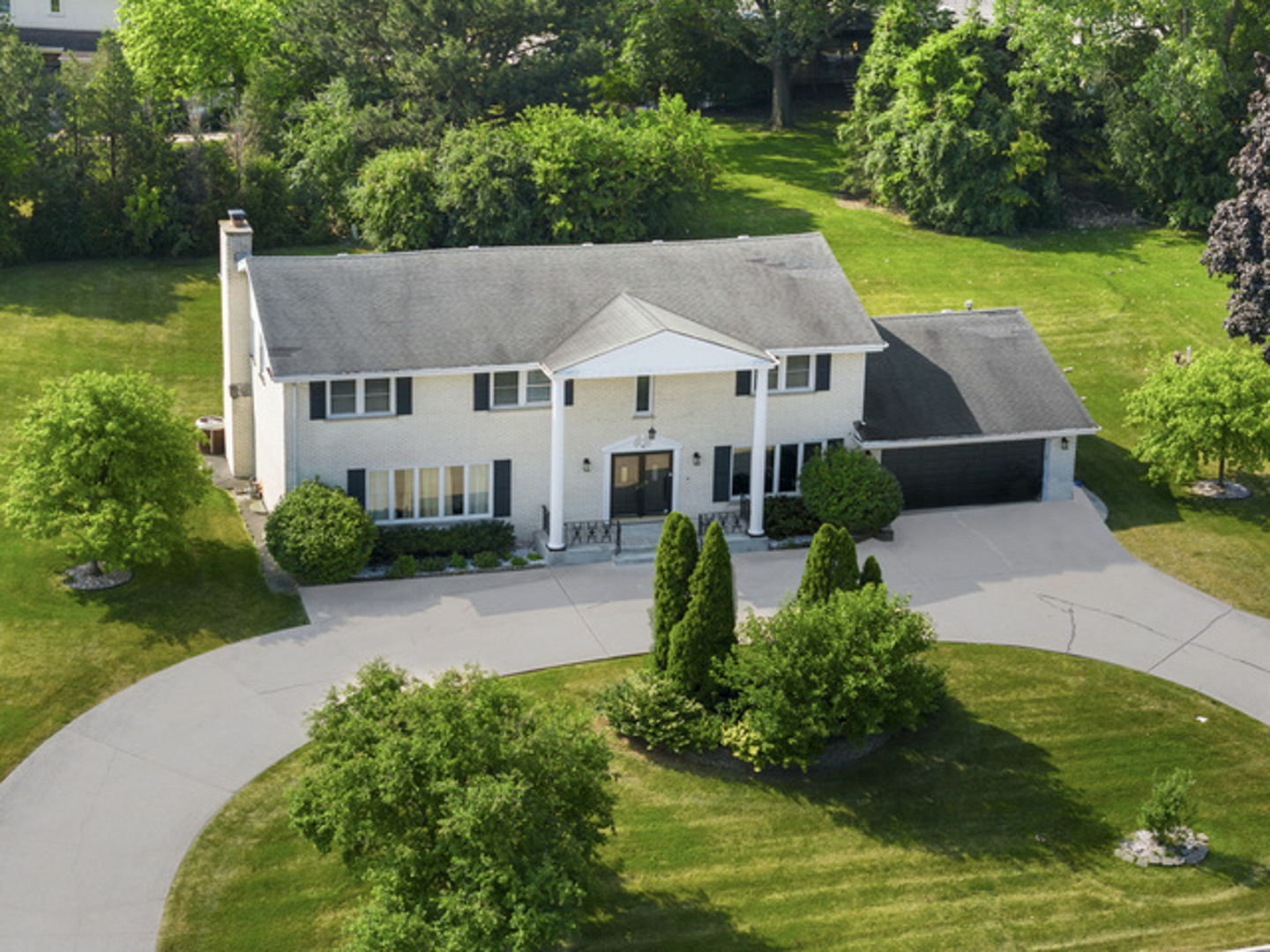 Property Photo: 16 Kingston Drive IL 60523