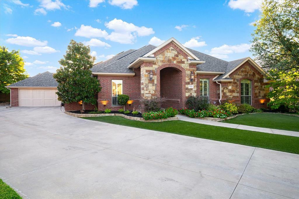 Property Photo: 7924 Bella Court TX 76182