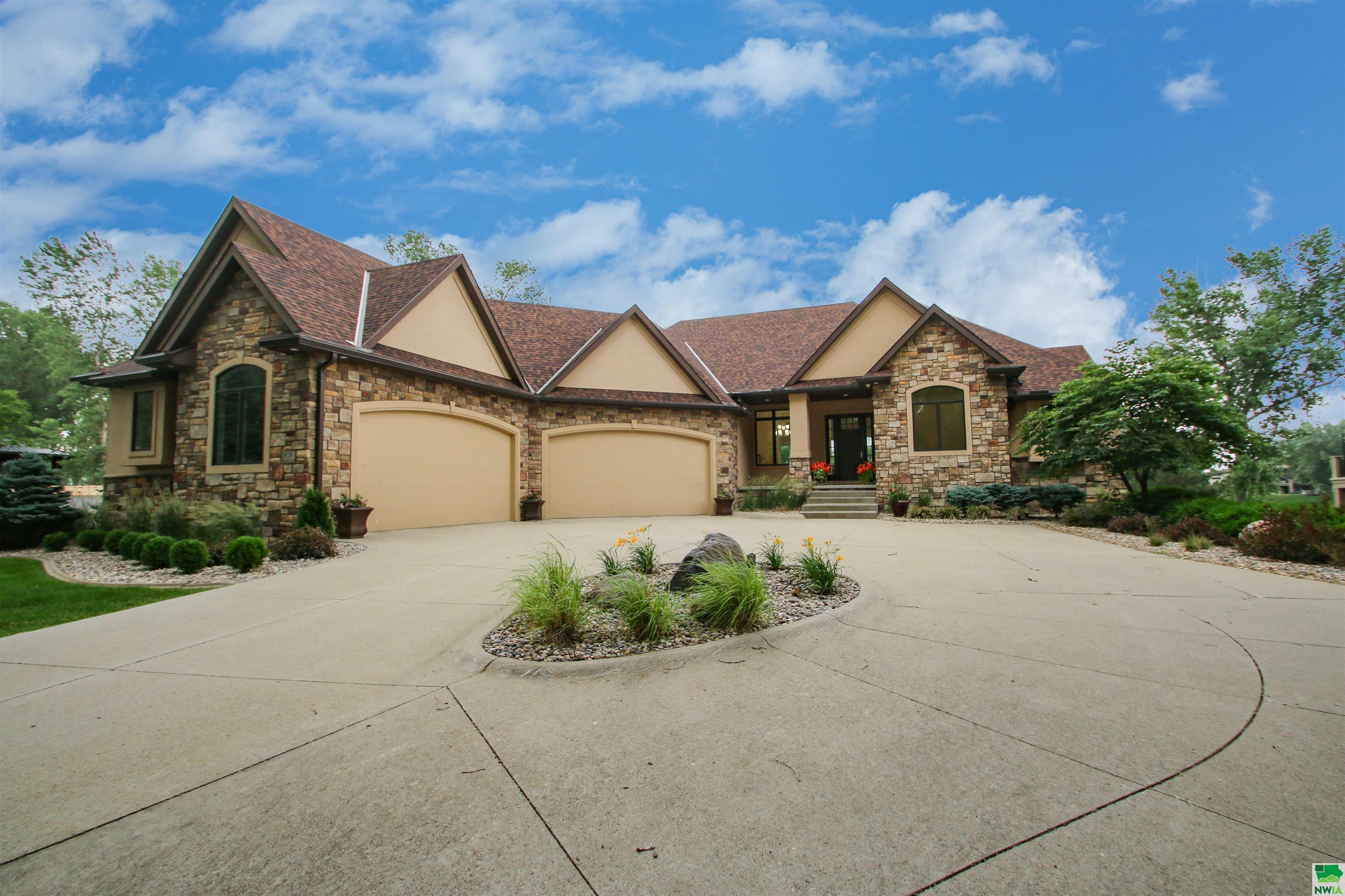 Property Photo: 858 E Sawgrass Trail SD 57049