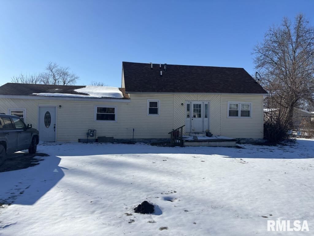 Property Photo:  21 Links Street  IL 62836 