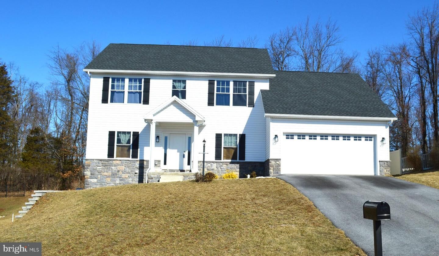 Property Photo: 209 White Oak Circle PA 17065
